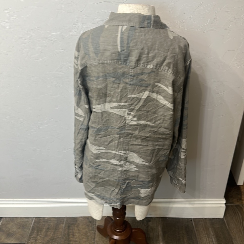 Rails Everett Camo Button Down Top Size Small. - image 2